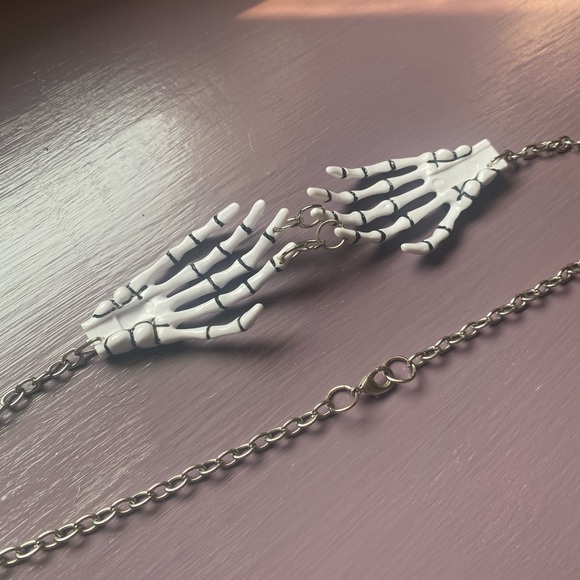 ❌SOLD❌ Skeleton hands necklace and hair clips - Picture 3 of 5